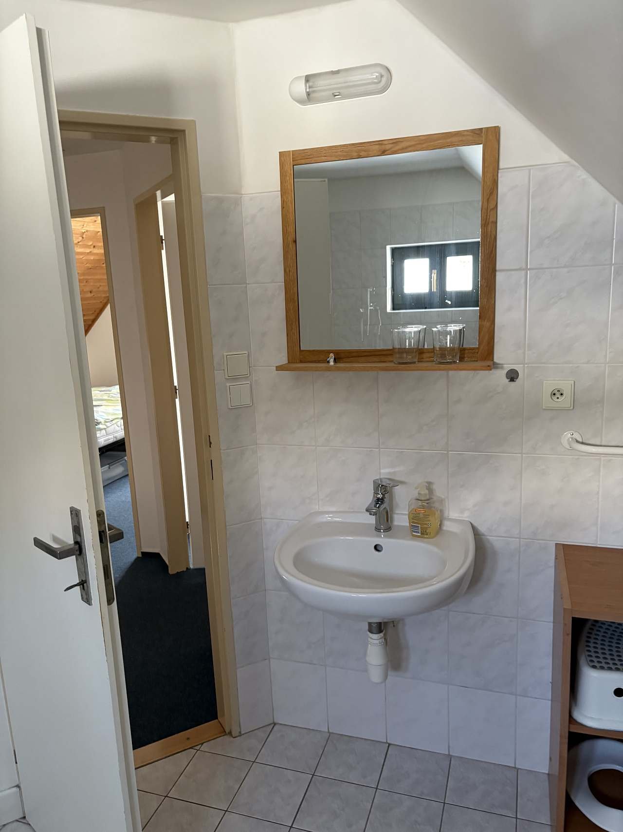 Wastafel met spiegel in de badkamer