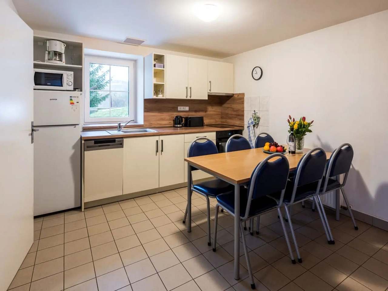 Keuken met eettafel voor zes