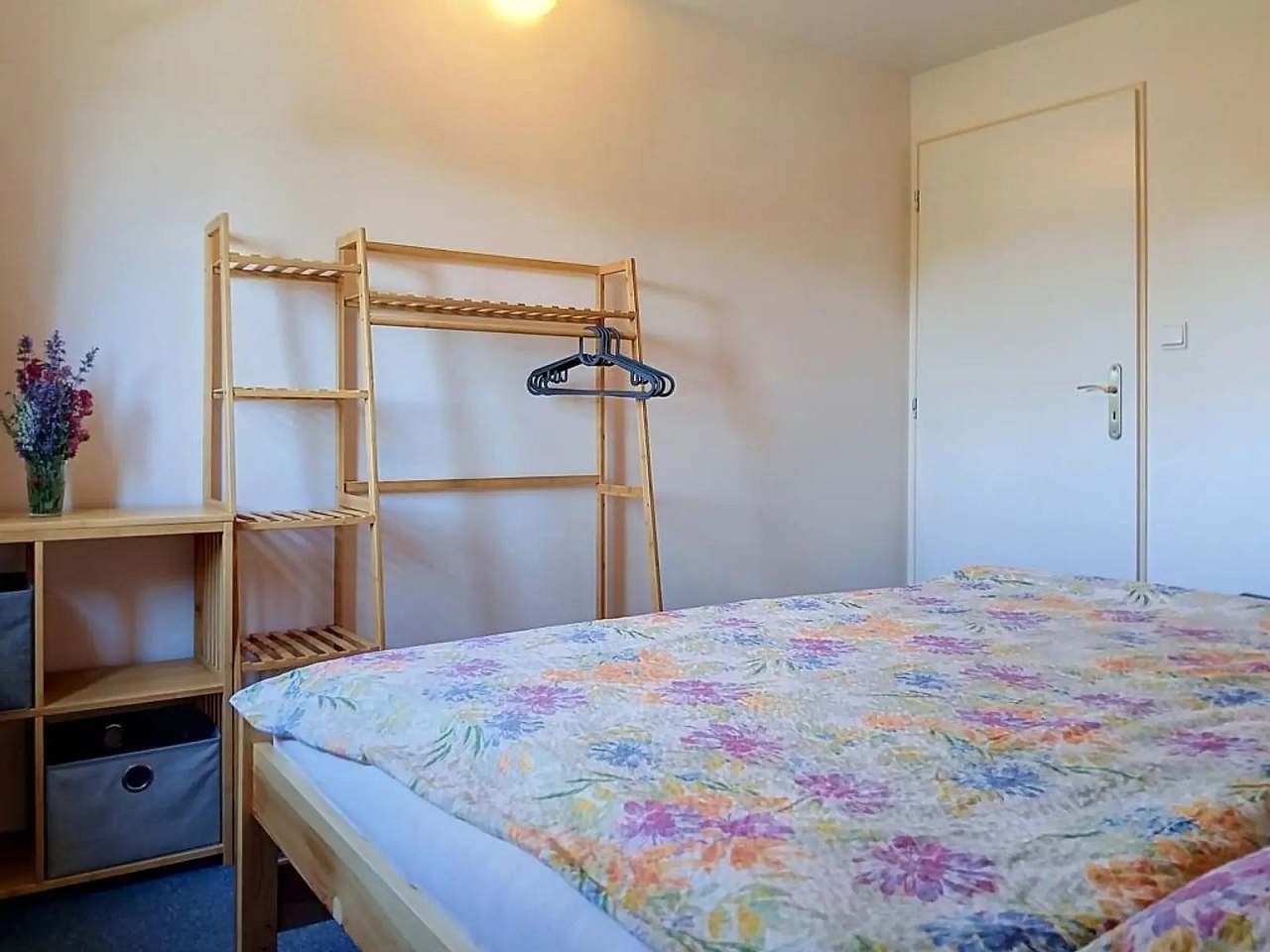 Slaapkamer met open kledingrek