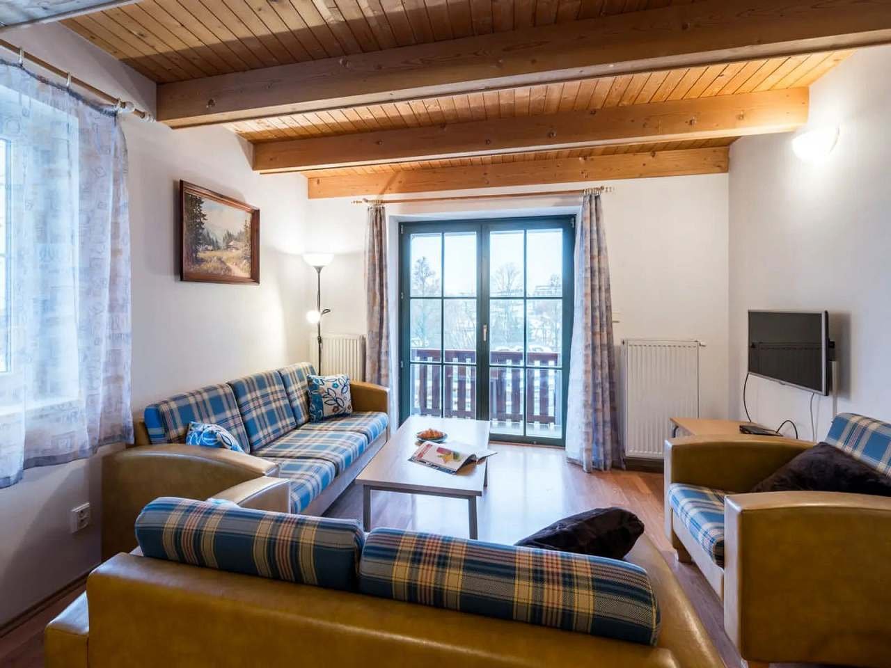 Woonkamer met deuren naar het terras